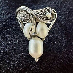 Silver toned and Pearl Women's Ring